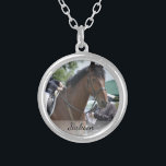 Persoonlijke paardenrennen Foto & naam Zilver Vergulden Ketting<br><div class="desc">Uw paardenschrijver zal van dit mooie ketting houden met een aangepaste foto en naam (of andere tekst).  Maakt een speciaal keepaardgeheugen voor al het harde werk een toewijding - ook geweldige voor het runnen van instructeur!</div>