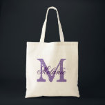 Persoonlijke paarse canvas tas voor de bruiloft va<br><div class="desc">Gepersonaliseerde paarse canvas tas voor bruidskoppen. Elegant logo van de plumkleur met monogrammed letter initiaal en stijlvolle scriptkalligrafie typografie. Het idee van een cadeautje voor bruid om entourage te zijn en te briden. Maak er een voor bruidsmeisjes, eremiddel, eremmer, bruidsmoeder, moeder van de bruid, bloemmeisjes, enz. tassen voor leuke bachelorette...</div>