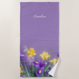 Persoonlijke paarse en gele iris bloemen strandlaken