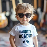 Persoonlijke papa's kleine rodie<br><div class="desc">Papa's Kleine Roadie - Heeft je baby een muzikant vader? Hier is het, zijn T-shirt: Papa's kleine roadie T-shirt. Dit ultra-rockin' t-shirt bevat twee gitaren die kruisen met de tekst "Papa's kleine roodje". Verander het woord pappa in degene in je familie die de ster is. Een ideaal cadeau voor rots-...</div>