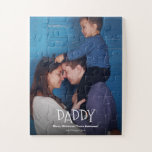 Persoonlijke pappie Foto Merry Kerstmis Legpuzzel<br><div class="desc">Zet een traan in zijn oog als hij deze puzzel samen met zijn kinderen op kerst plaatst. Gepersonaliseerd met namen en pas aan met uw eigen hartvolle boodschap. De witte bekledingstekst op een zwarte vervagen om de tekst leesbaar bovenop om het even welke foto te houden. Neem contact met me...</div>