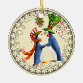 Persoonlijke pinguïn Couple Mistletoe Kerstmis Keramisch Ornament (Voorkant)