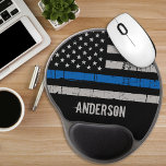 Persoonlijke politie met thin Blue Line Gel Muismat<br><div class="desc">Dunne Blauwe Lijn Muismat - Amerikaanse vlag in Politievlag kleuren,  verdrietig ontwerp. Personaliseer met de naam van de agent. Deze gepersonaliseerde politieagent planner is perfect voor politieafdelingen. COPYRIGHT © 2020 Judy Burrows,  Black Dog Art - Alle rechten voorbehouden. Gepersonaliseerde dunne blauwe lijn politie gel Muismat</div>