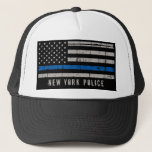 Persoonlijke politie met thin Blue Line Trucker Pet<br><div class="desc">Thin Blue Line baseball hat - Amerikaanse vlag in de kleuren van de vlag van de politie, in nood . Personaliseer met de naam van de politieafdeling, de naam van de officier of de familienaam. Dit gepersonaliseerde politie-pet is perfect voor politie- en wetshandhavingsfamilies en al diegenen die hen steunen. COPYRIGHT...</div>