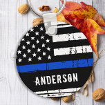 Persoonlijke politieagent in blauwe lijn sleutelhanger<br><div class="desc">Persoonlijke Thin Blue Line Sleutelhanger - Amerikaanse vlag in de kleuren van de vlag van de politie, in nood . Personaliseer met de naam van de officier, of de afdeling. Deze gepersonaliseerde politiemacht is perfect voor de politiediensten of als gedenkteken. COPYRIGHT © 2020 Judy Burrows, Black Dog Art - Alle...</div>