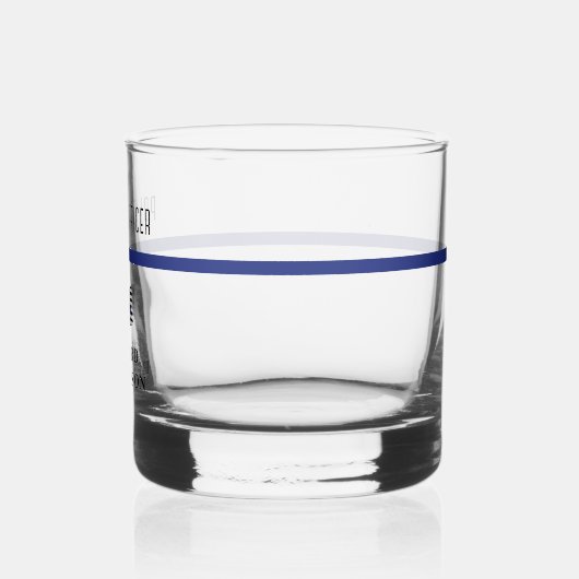 Persoonlijke politieagent in blauwe lijn whisky glas (Links)