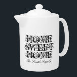 Persoonlijke porseleinen theepot met familienaam<br><div class="desc">Persoonlijke porseleinen theepot met familienaam.  typografische sjabloon met elegante scriptletters. Voeg je eigen achternaam toe. Eerlijk citaat Home Sweet Home. Een elegant bruiloft of een cadeauidee voor het huishouden voor vrienden en familieleden. Dubbele zijkant printpot voor thee.</div>