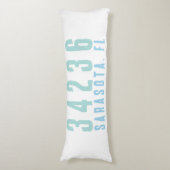 Persoonlijke postcode, plaats, staat | Kustblauwvi Lichaamskussen (Voorkant Verticaal)