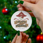 Persoonlijke Putt Pirates Golfing Hobby Keramisch Ornament<br><div class="desc">Word een personage en draag dit piraatgolfontwerp voor een leuke golfspullen. Het heeft een grafisch ontwerp dat perfect is voor piraatfans die plezier hebben op de golfbaan. Voeg een naam toe door op de knop 'Personaliseren' te klikken</div>