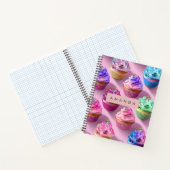 Persoonlijke regenboog glitterscupcakes op roze notitieboek (Binnen)