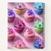 Persoonlijke regenboog glitterscupcakes op roze notitieboek (Achterkant)