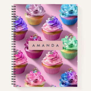 Persoonlijke regenboog glitterscupcakes op roze notitieboek