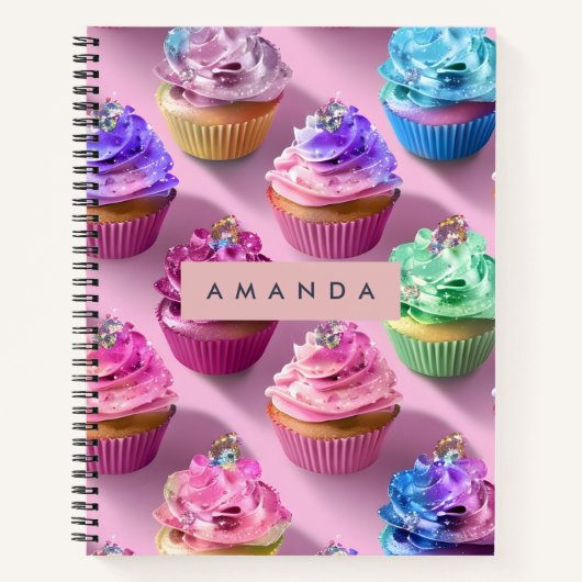Persoonlijke regenboog glitterscupcakes op roze notitieboek (Voorkant)