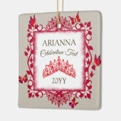 Persoonlijke Robijnrode Tiara & Vlinders Keramisch Ornament (Links)