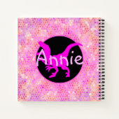 Persoonlijke roze dinosaur verbergen notitieboek (Achterkant)