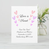 Persoonlijke Roze Hart Liefde Is Zoet Bruiloft Save The Date (Staand voorkant)
