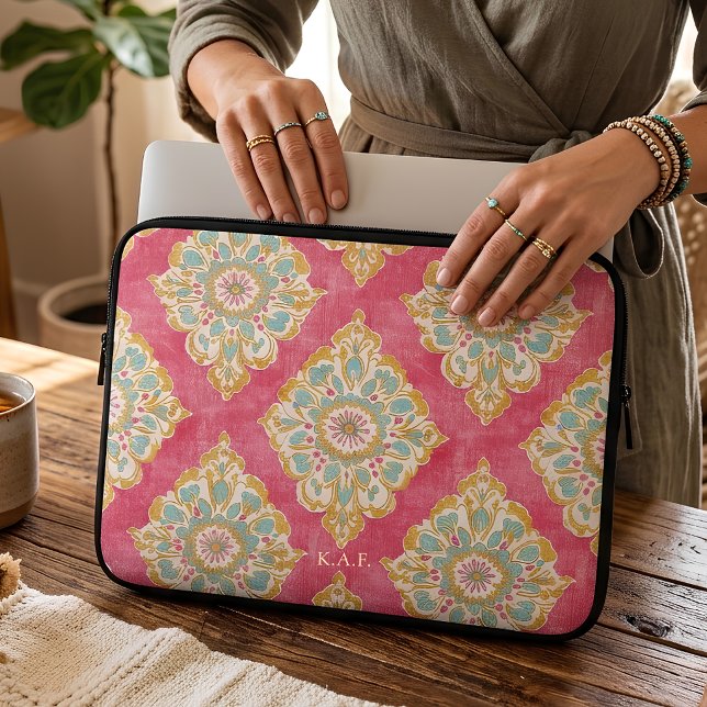 Persoonlijke Roze Vintage Bloemendamask Monogram Laptop Sleeve (Creator heeft geüpload)
