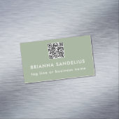 Persoonlijke saliegroene moderne script QR-code Magnetisch Visitekaartje (Voorbeeld)