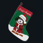 Persoonlijke Santa Bernedoodle Kleine Kerstsok<br><div class="desc">Cute Personalized Cartoon Bernedole Santa Puppy holding snoepriet in zijn mond. Voeg de naam van je hond toe. Sneeuwige achtergrond. Cute bernadoedle kerstmis!</div>
