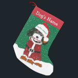 Persoonlijke Santa Bernedoodle Kleine Kerstsok<br><div class="desc">Cute Personalized Cartoon Bernedole Santa Puppy holding snoepriet in zijn mond. Voeg de naam van je hond toe. Sneeuwige achtergrond. Cute bernadoedle kerstmis!</div>