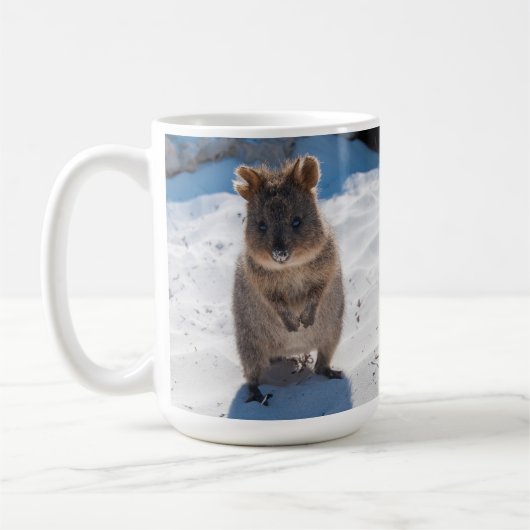 Persoonlijke schattige en gelukkige quokka op het  koffiemok (Links)
