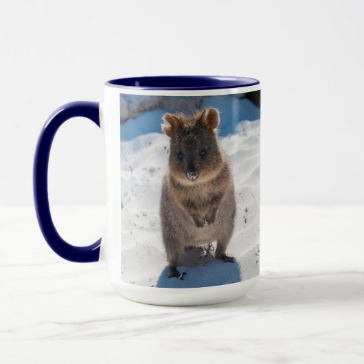 Persoonlijke schattige en gelukkige quokka op het  mok (Links)