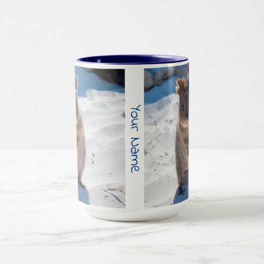 Persoonlijke schattige en gelukkige quokka op het  mok (Midden)