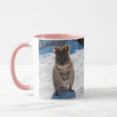 Persoonlijke schattige en gelukkige quokka op het  mok (Links)