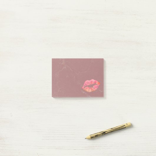 Persoonlijke schoonheidslips op marmer post-it® notes (Op bureau)