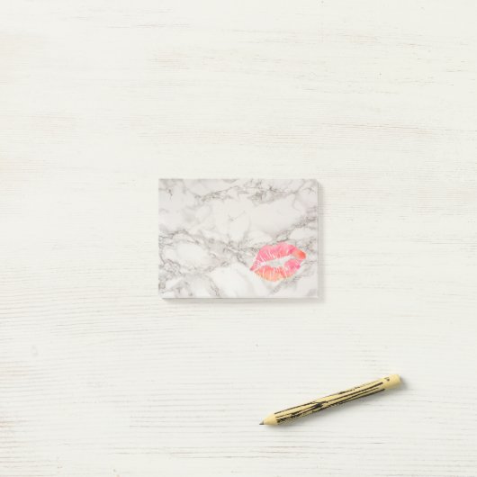 Persoonlijke schoonheidslips op marmer post-it® notes (Op bureau)