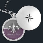 Persoonlijke Silver Fleur de Lis Keepomwille Locket Ketting<br><div class="desc">Deze persoonlijke diapleur de Lis Keepomwille-locket is voorzien van een prachtig imitatie-geborsteld metaal Fleur de Lis-symbool op een grijze en aubergineachtige paarse achtergrond met ruimte om zich aan te passen aan de jouw naam(s) en uw speciale datum.</div>