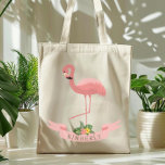 Persoonlijke stekelroze flamingo tote bag<br><div class="desc">Deze schattige canvas tas is voorzien van een afbeelding van een roze flamingo met gebogen nek en één been opgetild, boven een roze banner met een tropisch blad. Pas het aan om een één-van-een-soort cadeau te creëer aan een meisje dat van flamingos houdt, of als een bruidsschat cadeautas voor een...</div>