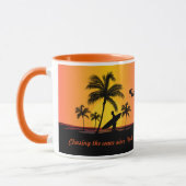 Persoonlijke surfer die de golf najaagt mok (Links)