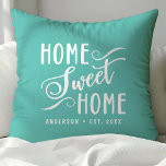 Persoonlijke Teal Thuis is waar het hart is Kussen<br><div class="desc">Maak van je huis een thuis met deze persoonlijke teal sierkussen met een klassiek "Thuis is waar het hart is"-ontwerp in een wit schrifttype. Voeg de naam van je familie en het stichtingsjaar toe om een unieke en uitnodigende accent voor je woonkamer of slaapkamer te creëren.</div>