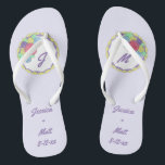 Persoonlijke Teenslippers van de Bridal van de Dra<br><div class="desc">Teenslippers hebben een originele markeringsillustratie van een trouwcake getopt met pastelkleurige ijsvormende rozen. Eenvoudig personaliseer je met jouw naam en datumgegevens voor een unieke bruiloft of bruidsschat cadeau!</div>