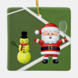 Persoonlijke Tennis Snowman en Santa Claus Keramisch Ornament<br><div class="desc">Deze unieke kerstvakantieontwerp voor tennis is voorzien van een groene tennisachtergrond met een sneeuwpop met tennisbal en de kerstman met een tennisracket. Pas de rug met een naam en een jaar aan!</div>