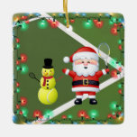 Persoonlijke Tennis Snowman en Santa Claus Keramisch Ornament<br><div class="desc">Deze unieke kerstfeestdag voor tennis is voorzien van een groene tennisachtergrond met een sneeuwpop voor de meest scherpe tennisbal en de kerstman met een tennisracket omringd door kerstlampen. Pas de rug met een naam en een jaar aan!</div>