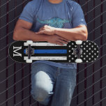 Persoonlijke thin Blue Line Flag Monogram Politie Persoonlijk Skateboard<br><div class="desc">Thin Blue Line Skateboard - Amerikaanse vlag in de kleuren van de vlag van de politie, in nood . Personaliseer dit skateboard van de politie met monogram initiaal. Dit gepersonaliseerde skateboardepakket van de politie is perfect voor familie van politie en rechtshandhavingsdiensten, politieagenten en politieagenten die cadeaus uittrekken. COPYRIGHT © 2020...</div>