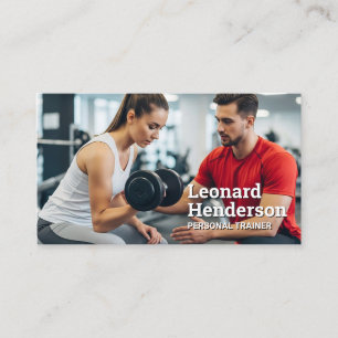 Persoonlijke Trainer Helpt Vrouw in Fitnesscentrum Visitekaartje