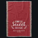 Persoonlijke Trouwdag voor Paren Deken<br><div class="desc">Een knuffelige deken met de woorden Home Sweet Home en jouw naam en trouwdatum. Personaliseer deze rode en witte plaid voor een prachtig huwelijkscadeau. Andere kleuren beschikbaar. Ontworpen door Blackberry boulevard.</div>