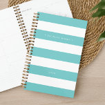 Persoonlijke Turquoise en White Stripe Planner<br><div class="desc">De grafische gepersonaliseerde planner heeft een brede roodblauwe turquoise van robin en witte strepen met jouw naam of monogram in elegante witte letters. Personaliseer met het jaar langs de bodem.</div>