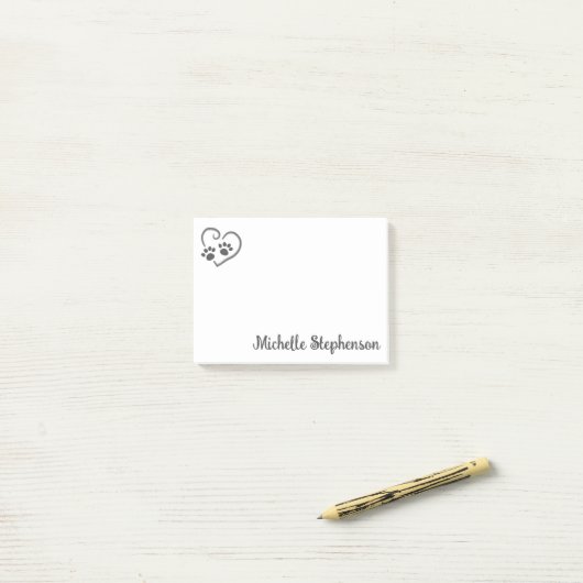 Persoonlijke verf afdrukken op hart met naam post-it® notes (Op bureau)