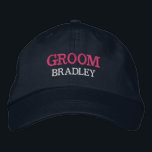 Persoonlijke Verzorging Bachelorfeest Op Maat Geborduurde Pet<br><div class="desc">Voeg een naam en de rol toe om te spelen op de bruiloft door op de knop "Persoonlijk" te klikken. Deze chic en stijlvolle pet dient als een perfect aandenken aan een onvergetelijke uitstap met je favoriete vrienden. De voorkant van de pet toont een boeiende sportief geïnspireerde "Bruidegom" typografie die...</div>
