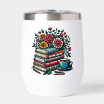 Persoonlijke vintage boeken, koffie en bloemen