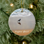 Persoonlijke Virginia Beach ~ Seagull, Sand, Ocean Keramisch Ornament<br><div class="desc">Dit Virginia Beach ornament heeft een zeemeeuw en het is reflectie die van de oceaan en het zandige strand houdt. Het kan worden gepersonaliseerd met een naam,  datum of om het even welke tekst die u wenst. Afspiegeling zeemeeuw ~ Foto van Michelle Istanish *</div>