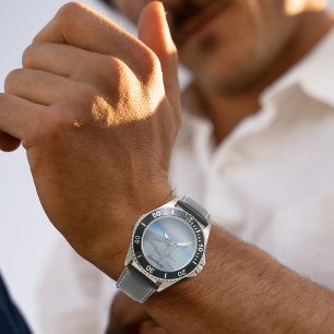 Persoonlijke vleugel van een vliegtuig en wolken f horloge