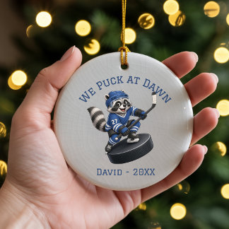 Persoonlijke Wasbeer We Puck at Dawn Hockey Versie Keramisch Ornament