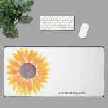 Persoonlijke Waterverf Zonnebloem Bureaumat<br><div class="desc">Deze stijlvolle bureaumat is versierd met een waterverf zonnebloem in gele tinten. Gemakkelijk aan te passen. Gebruik het ontwerpgereedschap om de tekstgrootte,  -stijl of -kleur te wijzigen. Als we creëer ons kunstwerk zullen je dit exacte afbeelding van andere ontwerpers niet vinden. Originele Waterverf © Michele Davies.</div>
