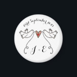 Persoonlijke Witte Doves Wedding Magnet Favor<br><div class="desc">Een illustratie van twee prachtige duinen die een stromend lint vasthouden met een liefdeshart bevestigd.</div>