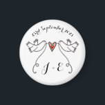Persoonlijke Witte Doves Wedding Magnet Favor<br><div class="desc">Een illustratie van twee prachtige duinen die een stromend lint vasthouden met een liefdeshart bevestigd.</div>